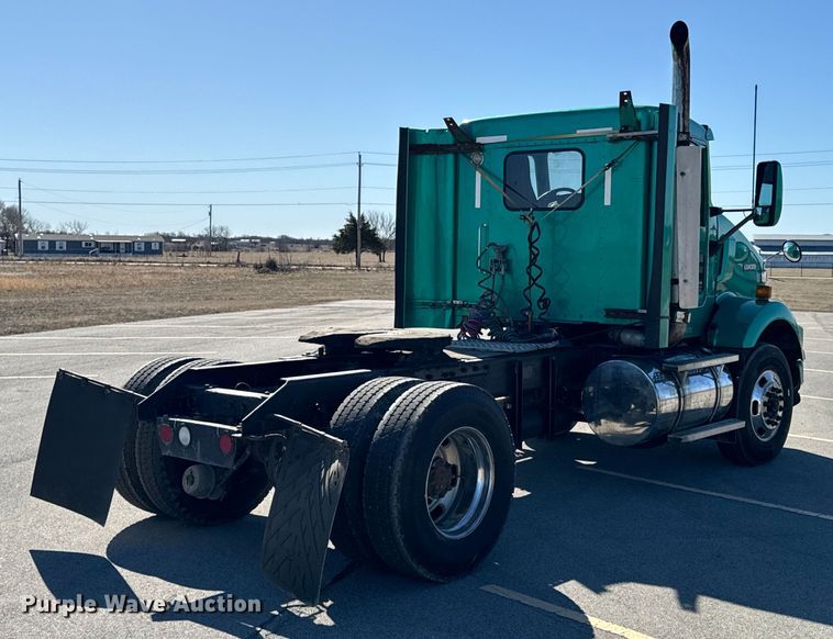 image for item OJ9591 2004 Kenworth  T800 semi truck