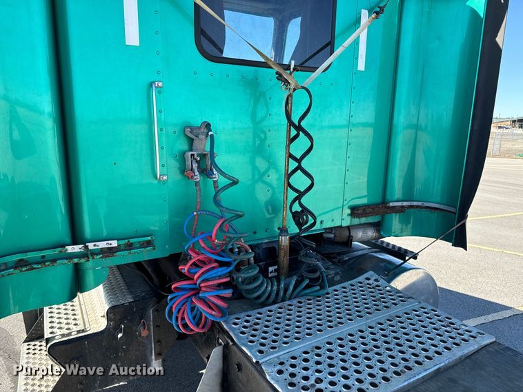 image for item OJ9591 2004 Kenworth  T800 semi truck