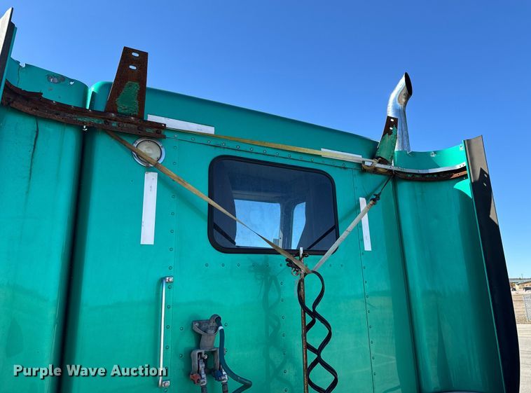 image for item OJ9591 2004 Kenworth  T800 semi truck