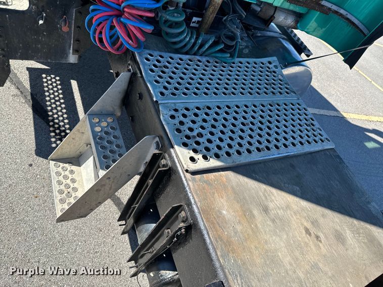 image for item OJ9591 2004 Kenworth  T800 semi truck