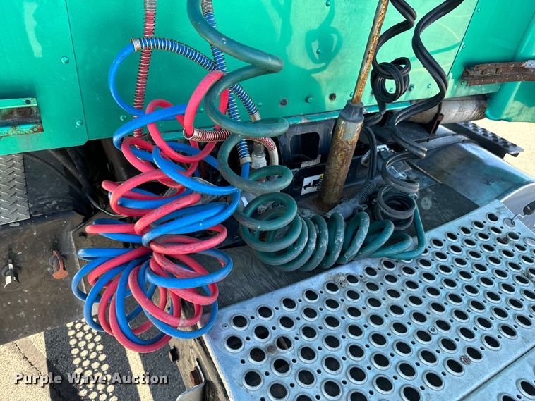 image for item OJ9591 2004 Kenworth  T800 semi truck