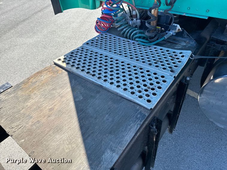 image for item OJ9591 2004 Kenworth  T800 semi truck