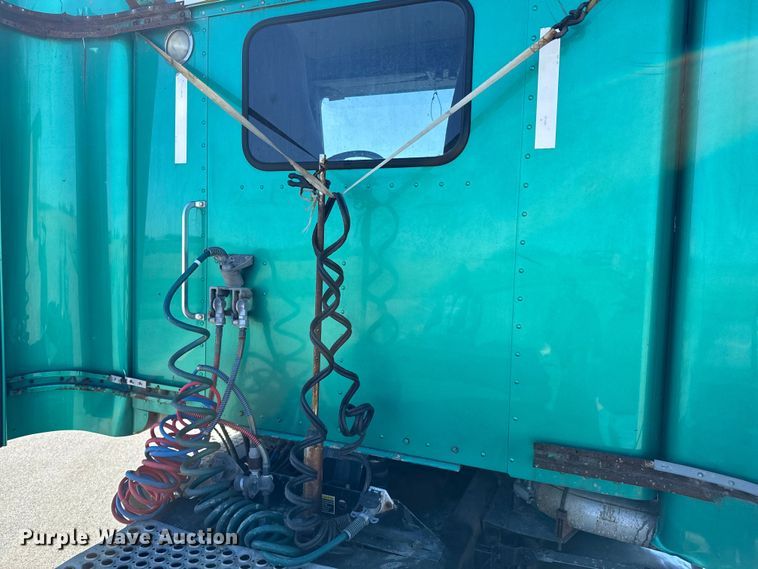 image for item OJ9591 2004 Kenworth  T800 semi truck