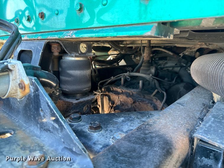 image for item OJ9591 2004 Kenworth  T800 semi truck