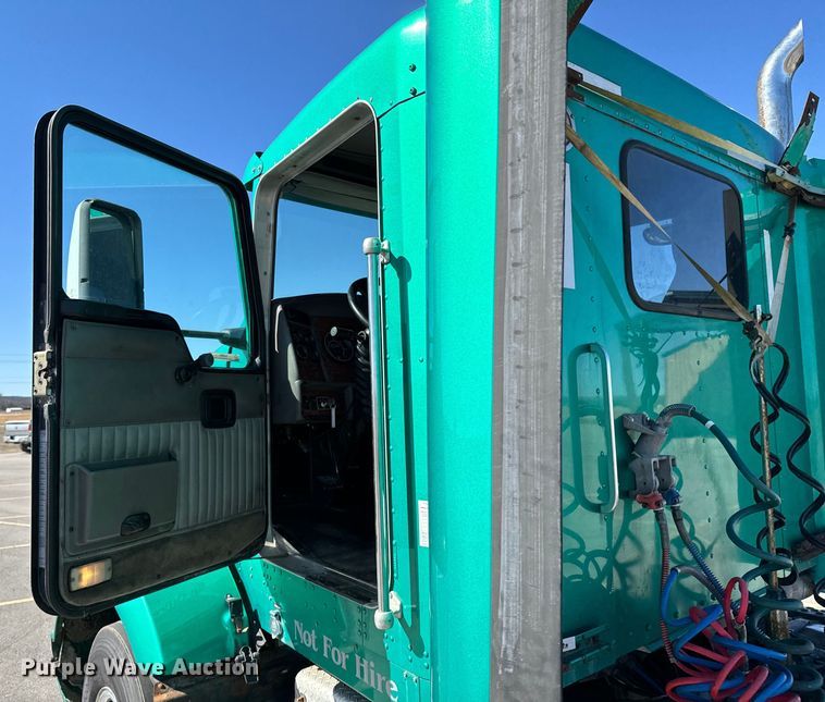 image for item OJ9591 2004 Kenworth  T800 semi truck