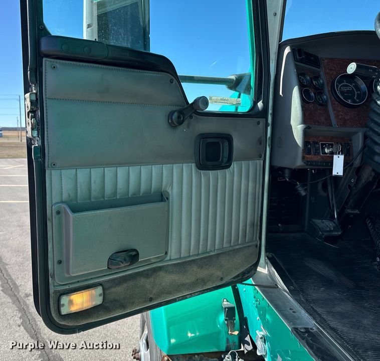 image for item OJ9591 2004 Kenworth  T800 semi truck