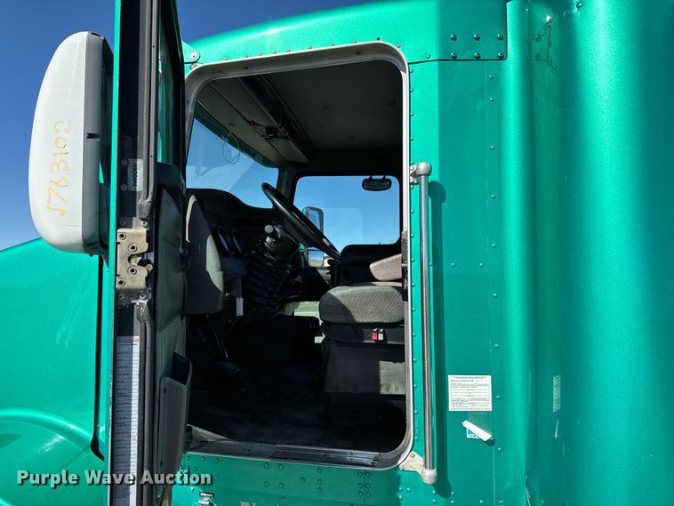 image for item OJ9591 2004 Kenworth  T800 semi truck