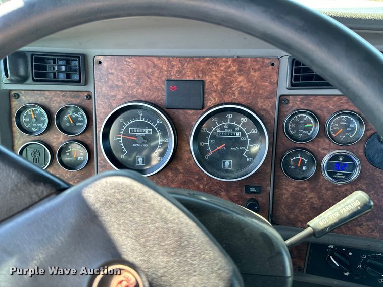 image for item OJ9591 2004 Kenworth  T800 semi truck