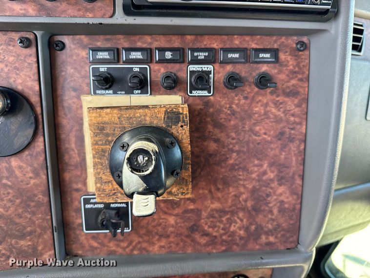 image for item OJ9591 2004 Kenworth  T800 semi truck