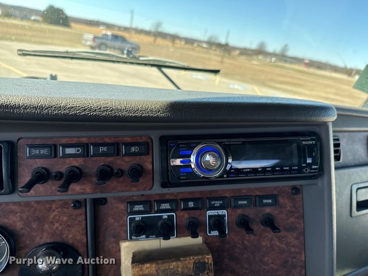 image for item OJ9591 2004 Kenworth  T800 semi truck