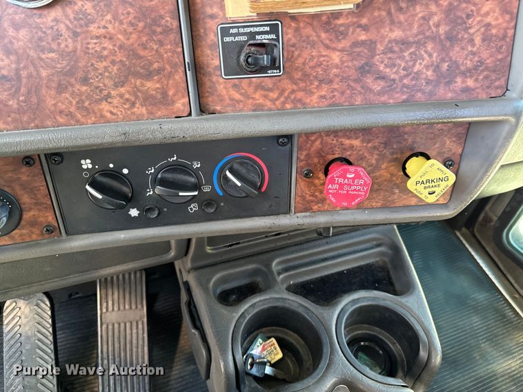 image for item OJ9591 2004 Kenworth  T800 semi truck