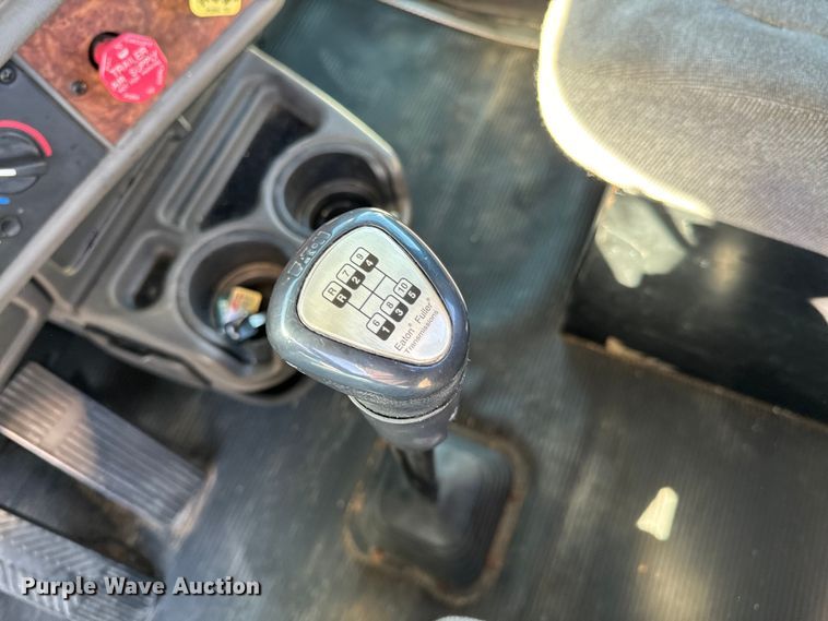 image for item OJ9591 2004 Kenworth  T800 semi truck