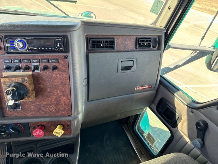 image for item OJ9591 2004 Kenworth  T800 semi truck