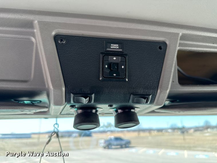 image for item OJ9591 2004 Kenworth  T800 semi truck