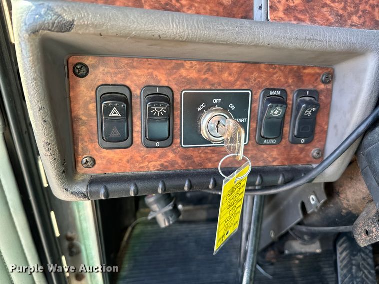 image for item OJ9591 2004 Kenworth  T800 semi truck