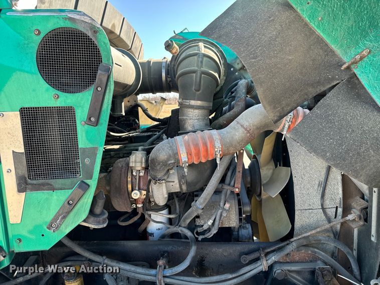 image for item OJ9591 2004 Kenworth  T800 semi truck