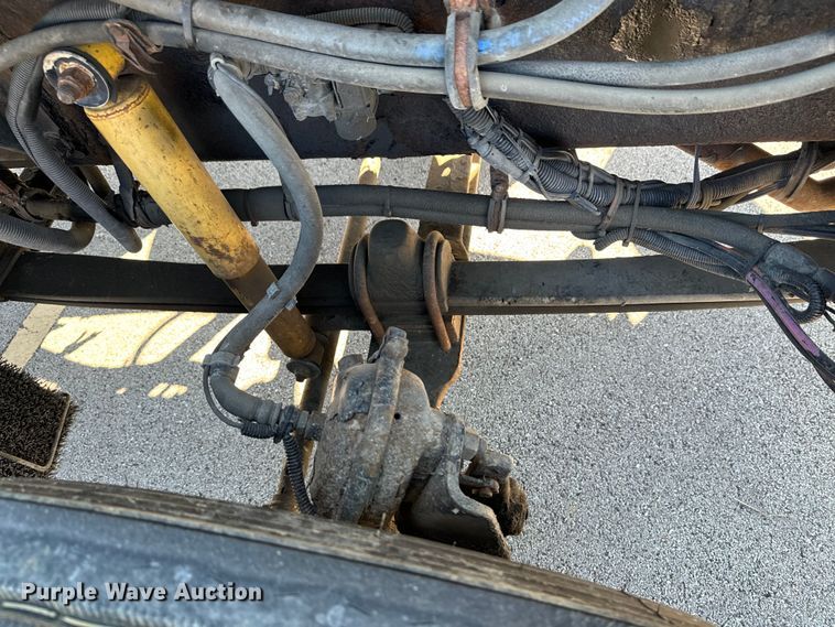 image for item OJ9591 2004 Kenworth  T800 semi truck