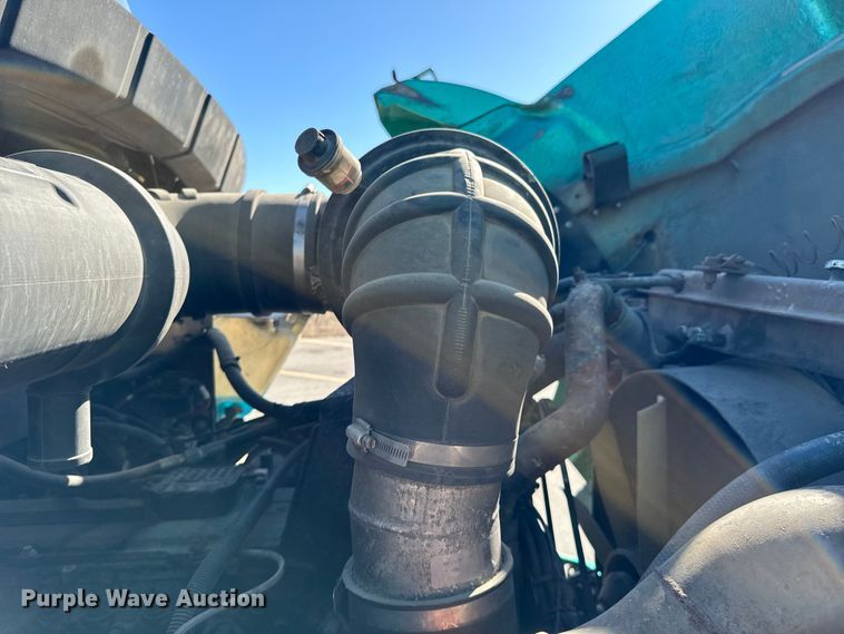 image for item OJ9591 2004 Kenworth  T800 semi truck