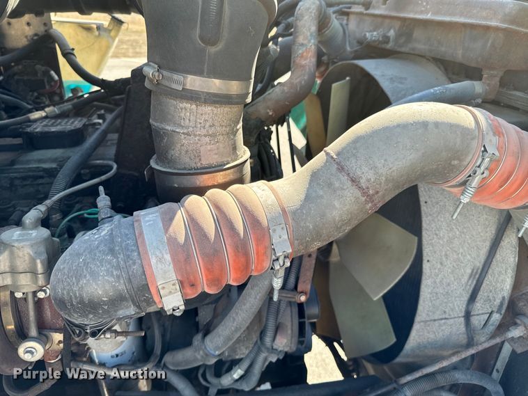 image for item OJ9591 2004 Kenworth  T800 semi truck