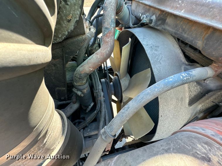 image for item OJ9591 2004 Kenworth  T800 semi truck