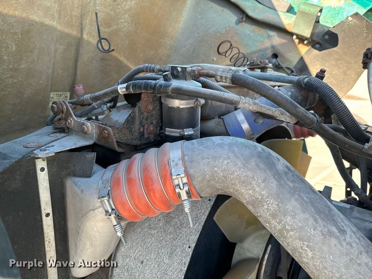 image for item OJ9591 2004 Kenworth  T800 semi truck