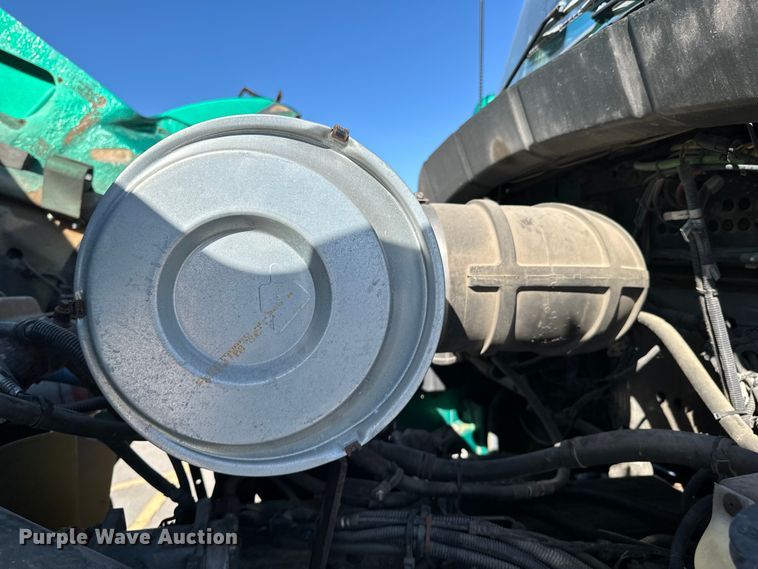 image for item OJ9591 2004 Kenworth  T800 semi truck