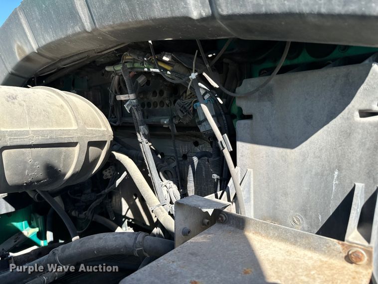 image for item OJ9591 2004 Kenworth  T800 semi truck