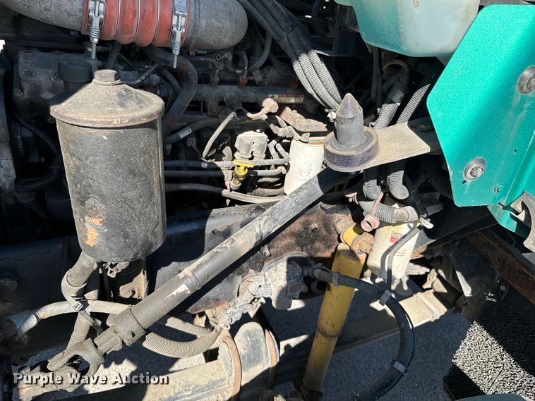 image for item OJ9591 2004 Kenworth  T800 semi truck