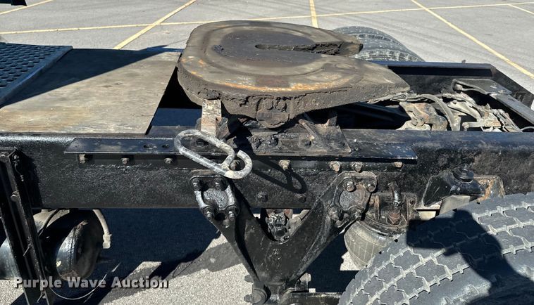 image for item OJ9591 2004 Kenworth  T800 semi truck