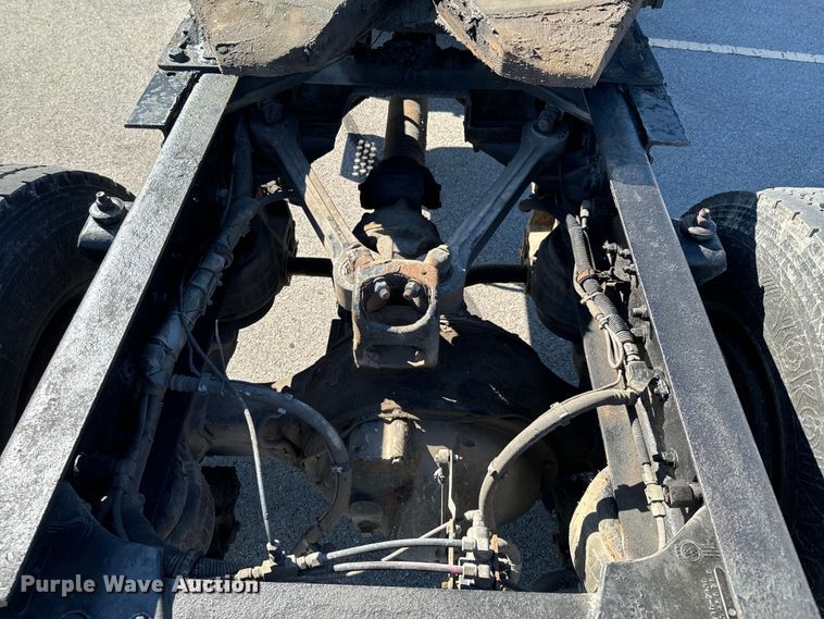 image for item OJ9591 2004 Kenworth  T800 semi truck