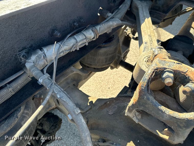 image for item OJ9591 2004 Kenworth  T800 semi truck