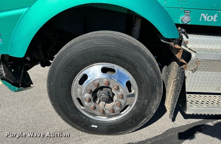 image for item OJ9591 2004 Kenworth  T800 semi truck