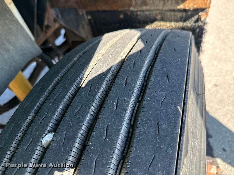 image for item OJ9591 2004 Kenworth  T800 semi truck