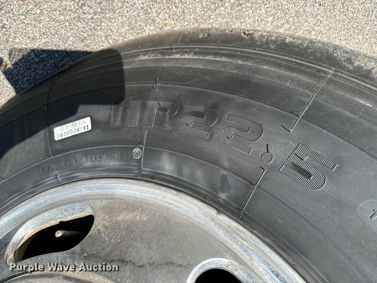 image for item OJ9591 2004 Kenworth  T800 semi truck