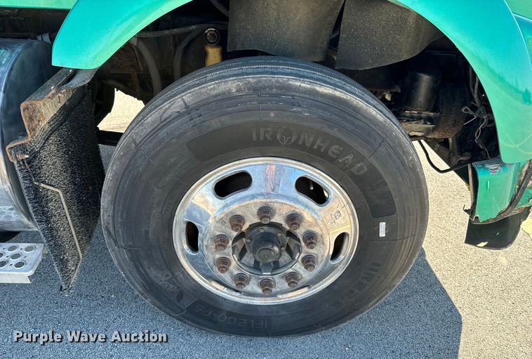 image for item OJ9591 2004 Kenworth  T800 semi truck