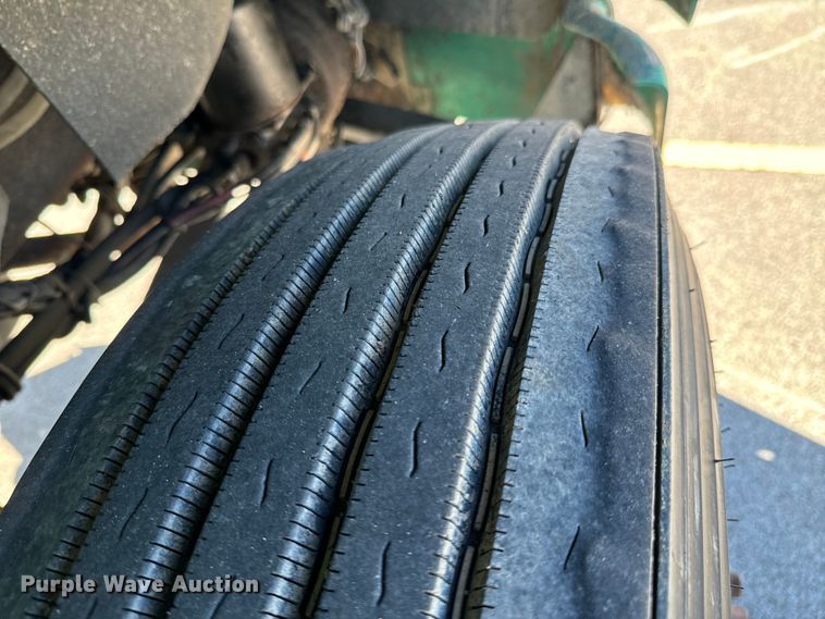 image for item OJ9591 2004 Kenworth  T800 semi truck