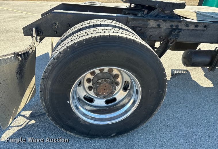 image for item OJ9591 2004 Kenworth  T800 semi truck