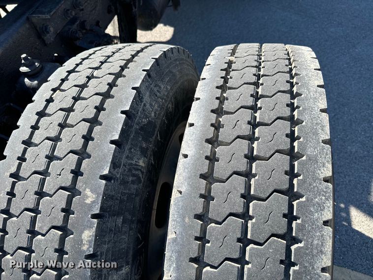 image for item OJ9591 2004 Kenworth  T800 semi truck