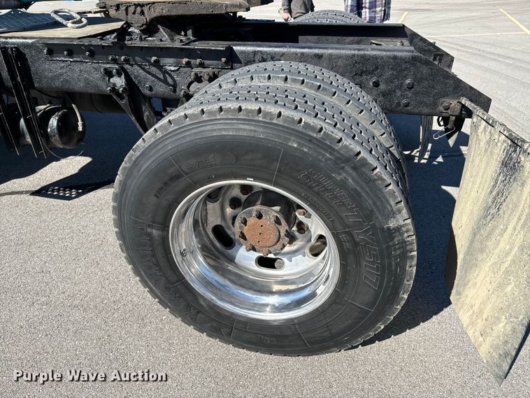 image for item OJ9591 2004 Kenworth  T800 semi truck