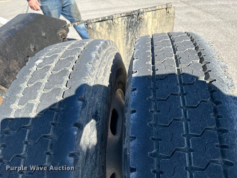 image for item OJ9591 2004 Kenworth  T800 semi truck