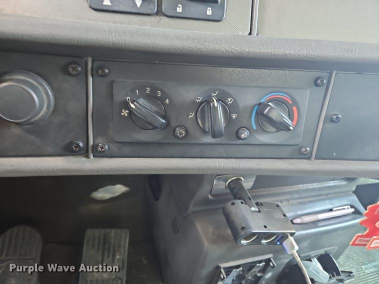 image for item OK9791 2017 Kenworth  T370 side curtain box truck