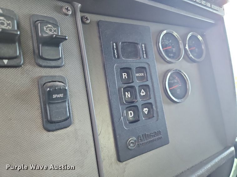 image for item OK9791 2017 Kenworth  T370 side curtain box truck