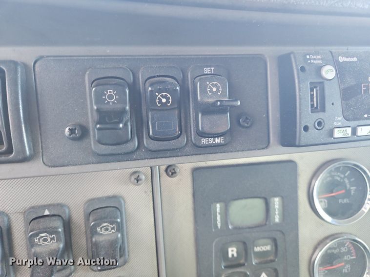 image for item OK9791 2017 Kenworth  T370 side curtain box truck