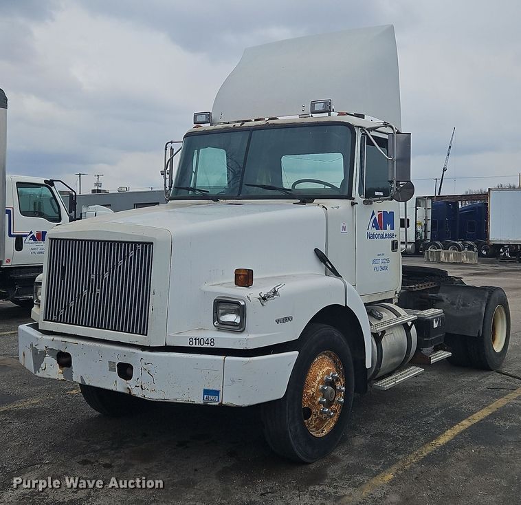 image for item OK9792 1998 Volvo WG semi truck