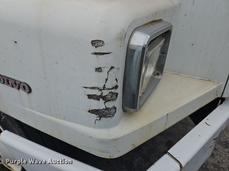 image for item OK9792 1998 Volvo WG semi truck