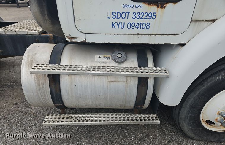 image for item OK9792 1998 Volvo WG semi truck