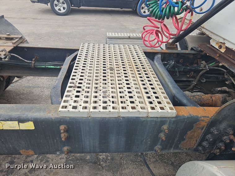 image for item OK9792 1998 Volvo WG semi truck