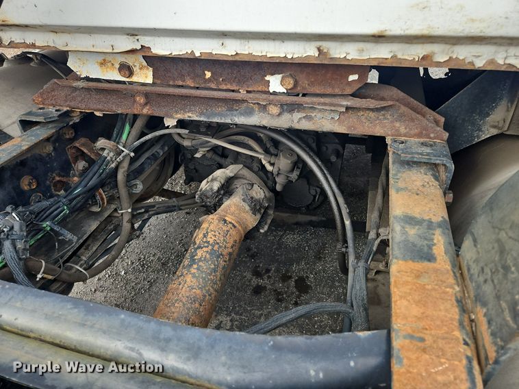 image for item OK9792 1998 Volvo WG semi truck