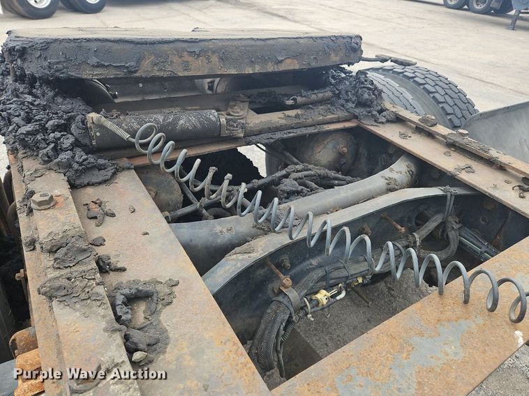 image for item OK9792 1998 Volvo WG semi truck