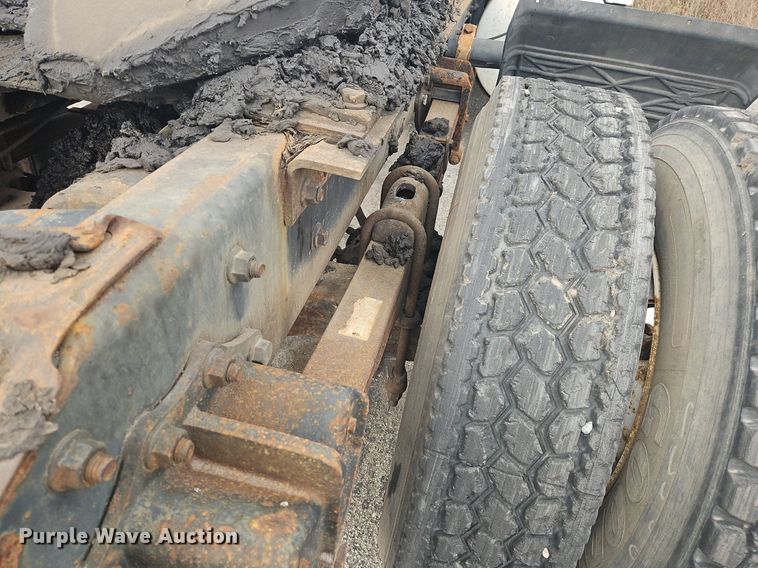 image for item OK9792 1998 Volvo WG semi truck